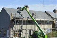 Travaux de nettoyage sur un toit : attention aux chutes !